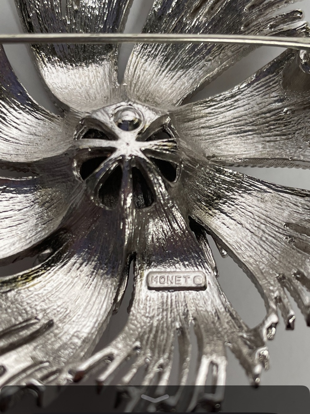 Vintage Monet Stylish Silver Floral Burst Brooch - Picture 3 of 3